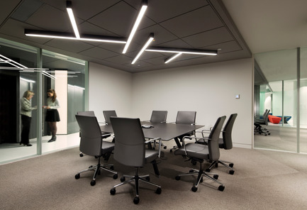Dossier de presse | 1152-06 - Communiqué de presse | Triptyque monochrome et gradation lumineuse pour Pavilion Financial Corporation - LumiGroup - Design d’intérieur commercial - Salle de conférence - Crédit photo : Claude-Simon Langlois