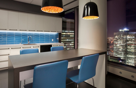 Dossier de presse | 1152-06 - Communiqué de presse | Triptyque monochrome et gradation lumineuse pour Pavilion Financial Corporation - LumiGroup - Design d’intérieur commercial -  Luminaire suspendu: Can Can, Flos éclairage architectural   - Crédit photo : Claude-Simon Langlois