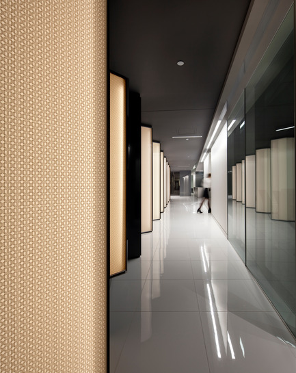 Dossier de presse | 1152-06 - Communiqué de presse | Triptyque monochrome et gradation lumineuse pour Pavilion Financial Corporation - LumiGroup - Design d’intérieur commercial - Corridor - Crédit photo : Claude-Simon Langlois