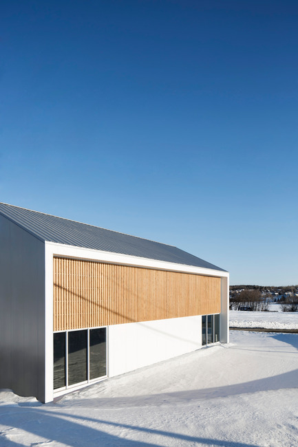 Dossier de presse | 1633-01 - Communiqué de presse | La Taule - Centre d'entraînement - Architecture Microclimat - Architecture commerciale - Façade - Crédit photo : Adrien Williams