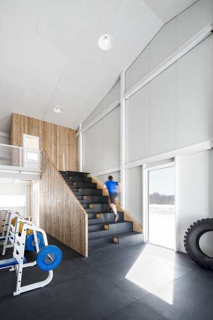 Dossier de presse | 1633-01 - Communiqué de presse | La Taule - Centre d'entraînement - Architecture Microclimat - Architecture commerciale - Escalier d'entraînement - Crédit photo : Adrien Williams