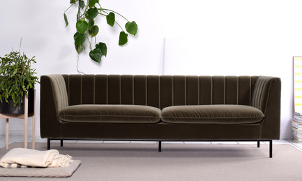 Dossier de presse | 2038-01 - Communiqué de presse | Une conception locale de mobilier évolutif, produit à mini prix - Élément de base - Produit -          Sofa STRIPES 1 395.00$ Déhoussable&nbsp; Base en acier peint noir  - Crédit photo : EDB