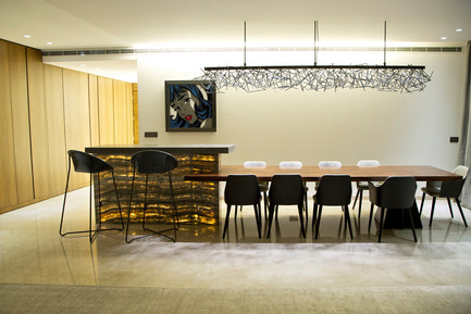 Press kit | 1540-02 - Press release | The Rebirth of a Living Space by ROHD - ROHD - Residential Interior Design - THE BAR, THE DINING TABLE, OBERIA LIGHT, AND HAWINI ARTWORK - Photo credit: RUDY BOUCHEBEL