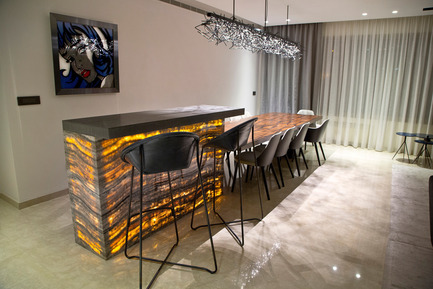 Press kit | 1540-02 - Press release | The Rebirth of a Living Space by ROHD - ROHD - Residential Interior Design - NIGHT VIEW OF THE ONYX BAR AND DINING TABLE&nbsp; - Photo credit: RUDY BOUCHEBEL