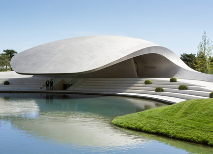 Dossier de presse | 2013-02 - Communiqué de presse | Winner announcements for the WAN Commercial, Colour, Metal & Small Spaces Award 2015 - World Architecture News Awards (WAN AWARDS) - Concours -   WAN Metal in Architecture Award 2015 Winner<br>Porsche Pavillon at Autostadt Wolfsburg by HENN&nbsp;<br>   - Crédit photo : &nbsp;© HG Esch 