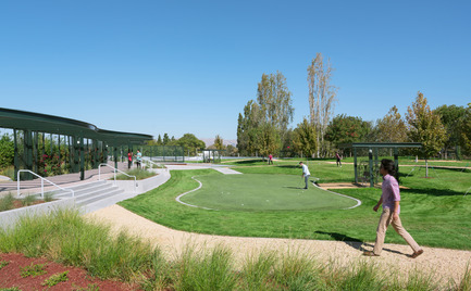 Press kit | 2041-01 - Press release | Silicon Valley’s Newest Rooftop Park Brings Workplace Amenities to New Heights - DES Architects + Engineers - Landscape Architecture - Putting Green - Photo credit: Gregory Cortez