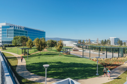 Press kit | 2041-01 - Press release | Silicon Valley’s Newest Rooftop Park Brings Workplace Amenities to New Heights - DES Architects + Engineers - Landscape Architecture - Track and Greenspace - Photo credit: Gregory Cortez