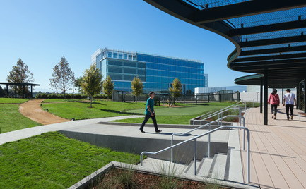 Press kit | 2041-01 - Press release | Silicon Valley’s Newest Rooftop Park Brings Workplace Amenities to New Heights - DES Architects + Engineers - Landscape Architecture - Walking Deck - Photo credit: Gregory Cortez