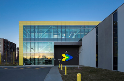 Dossier de presse | 846-18 - Communiqué de presse | Une façade aux couleurs de la STM - Céragrès - Architecture commerciale - Centre de transport Stinson de la STM - Crédit photo :         © Photos : Stéphane Groleau