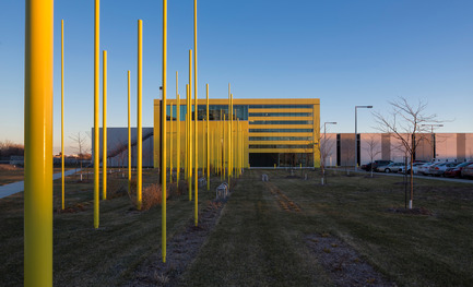 Dossier de presse | 846-18 - Communiqué de presse | Une façade aux couleurs de la STM - Céragrès - Architecture commerciale - Centre de transport Stinson de la STM - Crédit photo :         © Photos : Stéphane Groleau