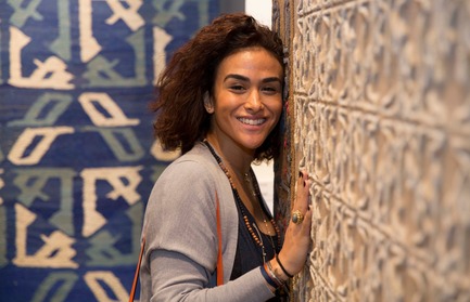 Press kit | 1604-06 - Press release | Design Days Dubai Completes It Fifth And Most Successful Edition To-Date - Design Days Dubai - Event + Exhibition - Visitor delights at fine carpet purveyor Samovar (Kuwait) booth, Design Days Dubai 2016 - Photo credit: Design Days Dubai 2016