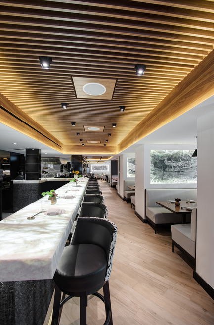 Dossier de presse | 2066-01 - Communiqué de presse | Canadian Design studio II BY IV DESIGN receives growing international recognition for Retail Environments - II BY IV DESIGN - Design d’intérieur commercial - Kasa Moto_First Floor Sushi Bar - Crédit photo : Arnaud Marthouret