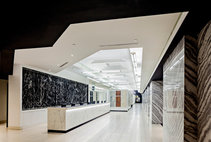 Dossier de presse | 2066-01 - Communiqué de presse | Canadian Design studio II BY IV DESIGN receives growing international recognition for Retail Environments - II BY IV DESIGN - Design d’intérieur commercial - Olympia Tile Showroom_Reception - Crédit photo : Hill Peppard