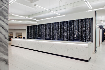 Dossier de presse | 2066-01 - Communiqué de presse | Canadian Design studio II BY IV DESIGN receives growing international recognition for Retail Environments - II BY IV DESIGN - Design d’intérieur commercial -  Olympia Tile Showroom_Reception<br>  - Crédit photo : Hill Peppard