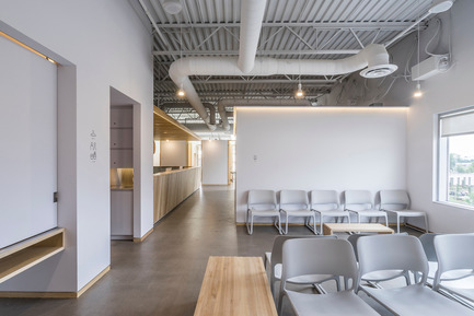 Dossier de presse | 1142-04 - Communiqué de presse | Clinique D diaphane: thérapie par la lumière - L. McComber - Design d’intérieur commercial - Salle d'attente - Crédit photo :  Raphaël Thibodeau 