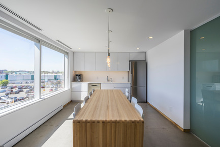 Dossier de presse | 1142-04 - Communiqué de presse | Clinique D diaphane: thérapie par la lumière - L. McComber - Design d’intérieur commercial - Intérieur du réfectoire, salle de repos - Crédit photo : Raphaël Thibodeau