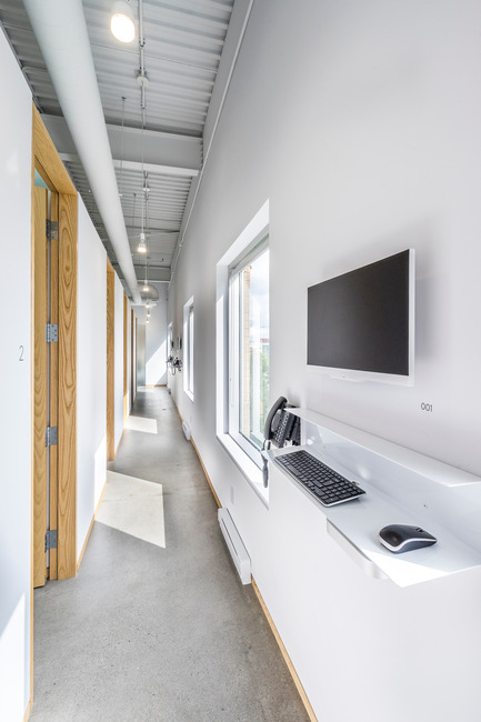 Dossier de presse | 1142-04 - Communiqué de presse | Clinique D diaphane: thérapie par la lumière - L. McComber - Design d’intérieur commercial - Station de travail murale - Crédit photo : Raphaël Thibodeau