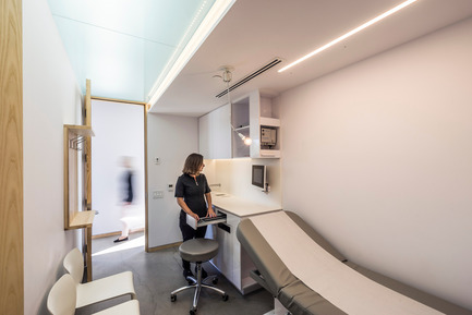 Dossier de presse | 1142-04 - Communiqué de presse | Clinique D diaphane: thérapie par la lumière - L. McComber - Design d’intérieur commercial -  Salles d'examen ergonomiques  - Crédit photo : Raphaël Thibodeau