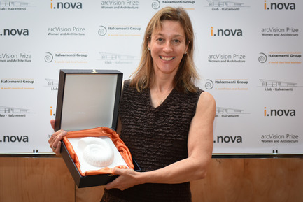Dossier de presse | 2076-01 - Communiqué de presse | Italcementi's Award to Women's Architecture and a Special Award in Memory of the extraordinary Gae Aulenti - Italcementi Group - Concours - Winner - Jennifer Siegal - Triennale - Milan