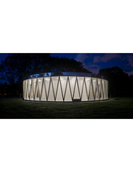 Dossier de presse | 2076-01 - Communiqué de presse | Italcementi's Award to Women's Architecture and a Special Award in Memory of the extraordinary Gae Aulenti - Italcementi Group - Concours - Borden Park Pavilion - Night