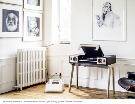 Press kit | 2075-01 - Press release | La Boite concept's LP 160 awarded by a Red Dot Design Award - La Boite concept - Product - La Boite concept LP 160 with solid oak-tree legs - lifestyle&nbsp; - Photo credit: David Meignan