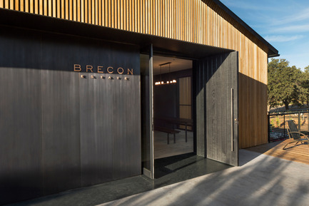 Dossier de presse | 2112-01 - Communiqué de presse | Brecon Estate Winery - Aidlin Darling Design - Architecture commerciale - Tasting Room entry - Crédit photo : Adam Rouse