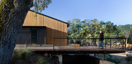 Dossier de presse | 2112-01 - Communiqué de presse | Brecon Estate Winery - Aidlin Darling Design - Architecture commerciale - Cantilevered deck at outdoor tasting area - Crédit photo : Adam Rouse