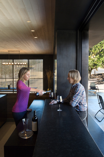 Dossier de presse | 2112-01 - Communiqué de presse | Brecon Estate Winery - Aidlin Darling Design - Architecture commerciale - Tasting Bar, after renovation - Crédit photo : Adam Rouse