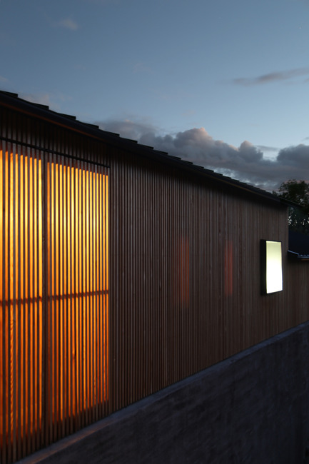 Dossier de presse | 2112-01 - Communiqué de presse | Brecon Estate Winery - Aidlin Darling Design - Architecture commerciale - Slatted wood rain screen acts like lantern at night - Crédit photo : Adam Rouse