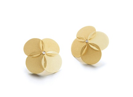 Press kit | 2122-01 - Press release | Earrings "Pirouette" - Johanna Otto Jewelry Design - Fashion Design - Earrings "Pirouette"<br>material: gold 750, Brillants<br> - Photo credit: PS Fotodesign<br>