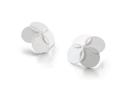 Press kit | 2122-01 - Press release | Earrings "Pirouette" - Johanna Otto Jewelry Design - Fashion Design - Earrings "Pirouette"<br>material: Silver 925, Brillants<br> - Photo credit: PS Fotodesign<br>