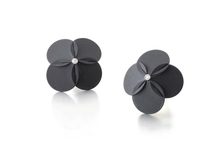 Press kit | 2122-01 - Press release | Earrings "Pirouette" - Johanna Otto Jewelry Design - Fashion Design - Earrings "Pirouette"<br>material: stainlesssteal with a ceramical coating, whitegold 750, Brillants<br> - Photo credit: PS Fotodesign<br>