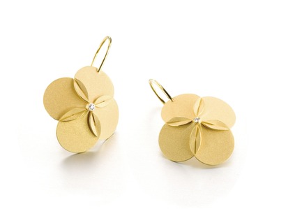 Press kit | 2122-01 - Press release | Earrings "Pirouette" - Johanna Otto Jewelry Design - Fashion Design - Earrings "Pirouette"<br>material: Gold 750, Brillants<br> - Photo credit: PS Fotodesign<br>