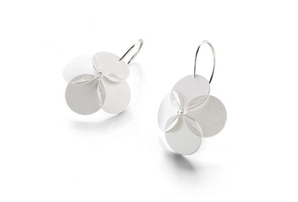 Press kit | 2122-01 - Press release | Earrings "Pirouette" - Johanna Otto Jewelry Design - Fashion Design - Earrings "Pirouette"<br>material: Silver 925, Brillants - Photo credit: PS Fotodesign<br>