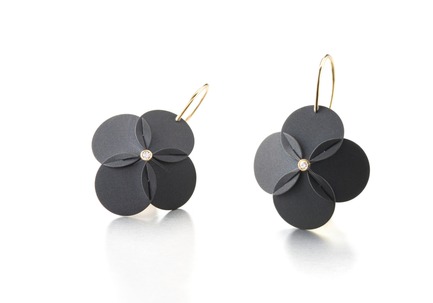 Press kit | 2122-01 - Press release | Earrings "Pirouette" - Johanna Otto Jewelry Design - Fashion Design - Earrings "Pirouette"<br>material:&nbsp;stainlesssteal with a ceramical coating, gold 750, Brillants<br> - Photo credit: PS Fotodesign<br>