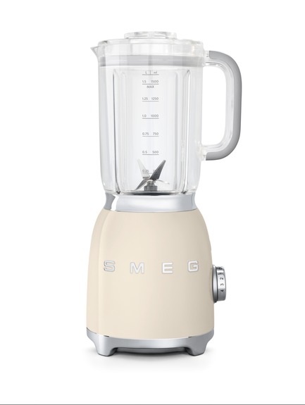 Dossier de presse | 2116-01 - Communiqué de presse | Red Dot Award: Product Design 2016, Smeg Wins Over The International Juries Once Again - SMEG - Concours -         Blender Smeg BLF01: 50’Retro Style Aesthetic blender, with die-cast Aluminium powder coated body and Tritan BPA-Free Jug, trasparent lid with measuring cup - Crédit photo : Smeg