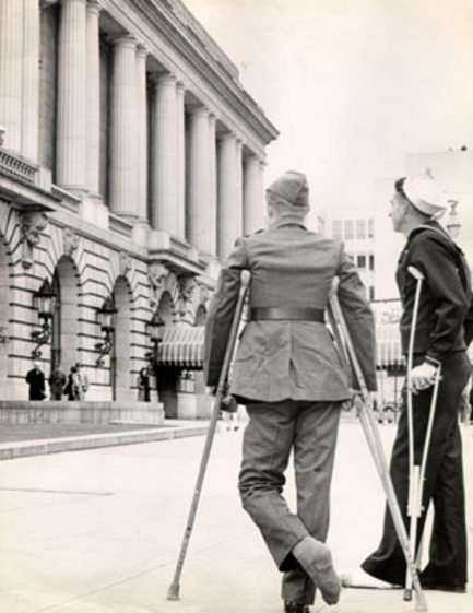 Press kit | 2113-01 - Press release | War Memorial Veterans Building Receives Design Award - San Francisco Public Works - Institutional Architecture - Sailor &amp; soldier at War Memorial Veterans Building &nbsp;- April 26, 1945 - same year as UN Charter was signed in the building - Photo credit: San Francisco History Center, San Francisco Public Library 