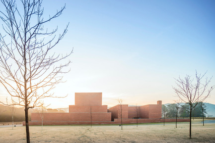 Press kit | 1830-04 - Press release | FAD to Architecture and Interior Design Awards Finalists 2016 - FAD - Fostering Arts and Design - Competition - Category: Architecture<br> <br> Theater - Auditorium of Llinars del Vallès&nbsp;&nbsp;&nbsp;&nbsp;&nbsp;&nbsp;&nbsp;&nbsp;&nbsp;&nbsp;<br> Ronda Sant Antoni, s/n&nbsp;&nbsp;&nbsp;&nbsp;&nbsp;&nbsp;&nbsp;&nbsp;&nbsp;&nbsp;<br> Llinars del Vallès<br> Barcelone (Spain)<br> &nbsp; &nbsp; &nbsp; &nbsp; &nbsp; &nbsp; &nbsp; &nbsp; &nbsp; &nbsp; &nbsp; &nbsp; &nbsp; &nbsp; &nbsp; &nbsp; &nbsp; &nbsp; &nbsp; &nbsp; &nbsp; &nbsp; &nbsp; &nbsp; &nbsp; &nbsp; &nbsp; &nbsp; &nbsp; &nbsp; &nbsp; &nbsp; &nbsp; &nbsp;<br> Authors: &nbsp;&nbsp;&nbsp; &nbsp; &nbsp;&nbsp;<br> Álvaro Siza Vieira, architect<br> Building engineer:&nbsp;ARESTA Arquitectura + Urbanisme S.L.P &nbsp; &nbsp; &nbsp; &nbsp;&nbsp;&nbsp;<br> Engineer:&nbsp;GOP, Gabinete de Obras e ProjectosLda. (Direcció: Jorge Nunes da Silva) - Photo credit: Fernando Guerra, João Morgado