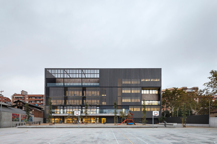 Press kit | 1830-04 - Press release | FAD to Architecture and Interior Design Awards Finalists 2016 - FAD - Fostering Arts and Design - Competition - Category: Architecture<br> <br> Encants School<br> Consell de Cent, 558-560&nbsp;&nbsp;&nbsp;&nbsp;&nbsp;&nbsp;&nbsp;&nbsp;&nbsp;&nbsp;<br> Barcelone (Spain)<br> &nbsp; &nbsp; &nbsp; &nbsp; &nbsp; &nbsp; &nbsp; &nbsp; &nbsp; &nbsp; &nbsp; &nbsp; &nbsp; &nbsp; &nbsp; &nbsp; &nbsp; &nbsp; &nbsp; &nbsp; &nbsp; &nbsp; &nbsp; &nbsp; &nbsp; &nbsp; &nbsp; &nbsp; &nbsp; &nbsp; &nbsp; &nbsp; &nbsp; &nbsp; &nbsp; &nbsp; &nbsp; &nbsp; &nbsp; &nbsp; &nbsp; &nbsp; &nbsp; &nbsp; &nbsp; &nbsp; &nbsp;&nbsp;<br> Authors: &nbsp;&nbsp;<br> Roger Méndez i Badias, architect (AMB)&nbsp;<br> Building engineer: Olga Méliz Soriano (AMB)&nbsp; - Photo credit: MarcelaGrassi