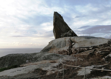 Press kit | 1830-04 - Press release | FAD to Architecture and Interior Design Awards Finalists 2016 - FAD - Fostering Arts and Design - Competition - Category: City and Landscape<br> <br> 'Mirador da Pedra da Rá'<br> Riveira, A Coruña (Spain)<br> <br> Authors:<br> Carlos Seoane, architect (CSA arquitectura)&nbsp;&nbsp;&nbsp;&nbsp;&nbsp;&nbsp;&nbsp;&nbsp;&nbsp;&nbsp;<br> Building engineer:&nbsp;Luis Romero&nbsp;&nbsp;&nbsp;&nbsp;&nbsp;&nbsp;&nbsp;&nbsp;&nbsp;&nbsp;<br> Engineer:&nbsp;Marcial de la Fuente&nbsp; - Photo credit: Hector Santos