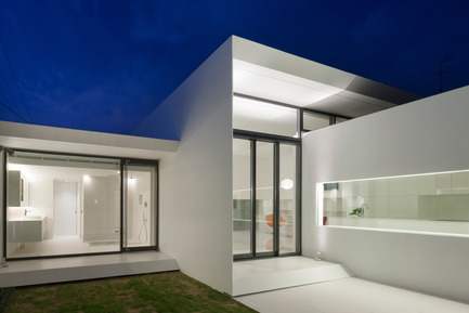Press kit | 875-02 - Press release | The House for Contemporary Art / Award-winning project - Ryumei Fujiki + Yukiko Sato / F.A.D.S - Residential Architecture - Evening view from the south garden - Photo credit: Hiroshi UEDA