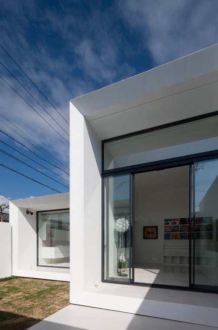 Press kit | 875-02 - Press release | The House for Contemporary Art / Award-winning project - Ryumei Fujiki + Yukiko Sato / F.A.D.S - Residential Architecture - Living room and bathroom viewed from south garden - Photo credit: Hiroshi UEDA