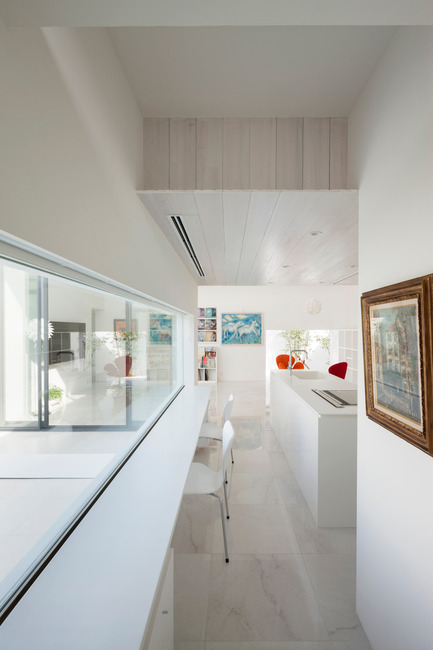 Press kit | 875-02 - Press release | The House for Contemporary Art / Award-winning project - Ryumei Fujiki + Yukiko Sato / F.A.D.S - Residential Architecture - Kitchen and dining area viewed through breakfast counter - Photo credit: Hiroshi UEDA