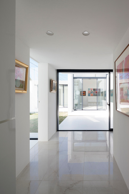 Press kit | 875-02 - Press release | The House for Contemporary Art / Award-winning project - Ryumei Fujiki + Yukiko Sato / F.A.D.S - Residential Architecture - From the front door, the living room is visible beyond the courtyard (south garden) - Photo credit: Hiroshi UEDA