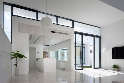 Press kit | 875-02 - Press release | The House for Contemporary Art / Award-winning project - Ryumei Fujiki + Yukiko Sato / F.A.D.S - Residential Architecture - Looking from the living/dining area towards the south garden&nbsp; - Photo credit: Hiroshi UEDA