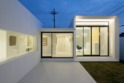 Press kit | 875-02 - Press release | The House for Contemporary Art / Award-winning project - Ryumei Fujiki + Yukiko Sato / F.A.D.S - Residential Architecture - Evening view of kitchen, entrance gallery and studio viewed from living room - Photo credit: Hiroshi UEDA