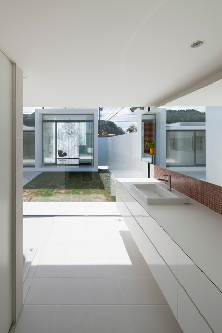 Press kit | 875-02 - Press release | The House for Contemporary Art / Award-winning project - Ryumei Fujiki + Yukiko Sato / F.A.D.S - Residential Architecture - South garden and studio viewed from bathroom - Photo credit: Hiroshi UEDA