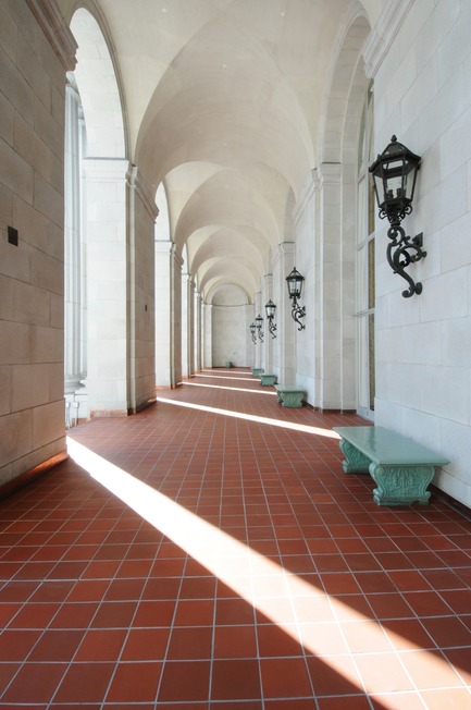 Press kit | 2113-01 - Press release | War Memorial Veterans Building Receives Design Award - San Francisco Public Works - Institutional Architecture - Loggia, War Memorial Veterans Building - Photo credit: Multivista