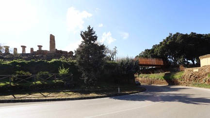 Press kit | 1830-04 - Press release | FAD to Architecture and Interior Design Awards Finalists 2016 - FAD - Fostering Arts and Design - Competition - Category: International<br><br>Passera de la vall dels Temples d'Agrigento. Sicilia<br> Parc de la vall dels Temples. Agrigento. Sicilia (Italy)<br><br> Authors: Puigcorbé / Cottone+Indelicato / Montalbano, arquitectes<br> Engineer: &nbsp;ABGroup Ingegneria - Photo credit: fad