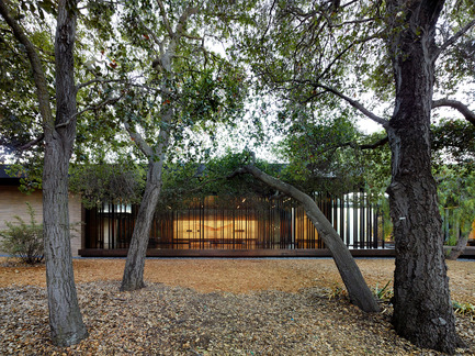 Dossier de presse | 2112-02 - Communiqué de presse | Windhover Contemplative Center selected as Architizer A+ Finalist - Aidlin Darling Design - Architecture institutionnelle -         <br> View from the Oak Grove during daylight hours. The paintings are washed in daylight within the darker interior contemplative spaces. - Crédit photo : Matthew Millman